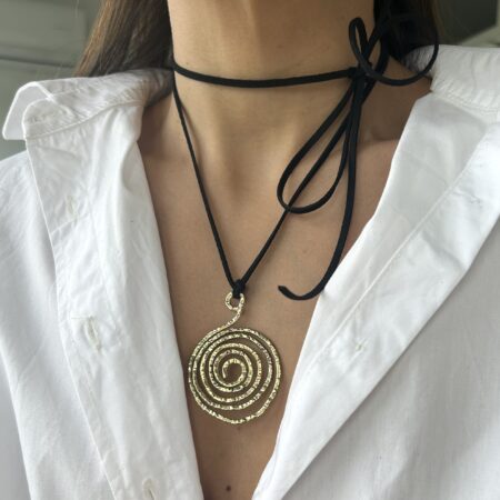 Colgante espiral dorado y tiento