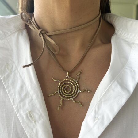 Colgante dije sol dorado y tiento