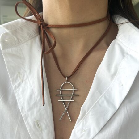 Colgante dije pez plateado y tiento