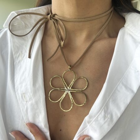 Colgante dije flor dorado y tiento