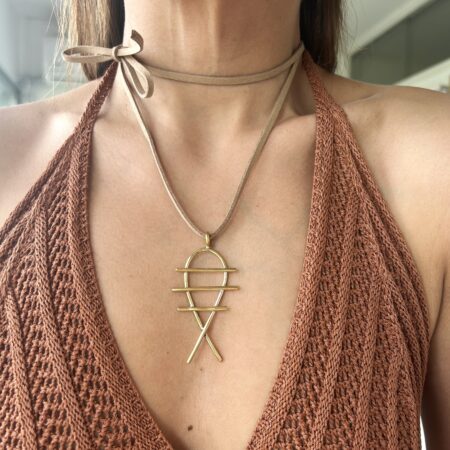 Colgante dije pez dorado y tiento