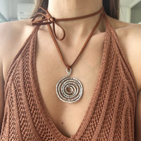 Colgante dije espiral plateado y tiento
