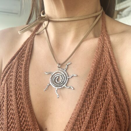 Colgante dije sol plateado y tiento