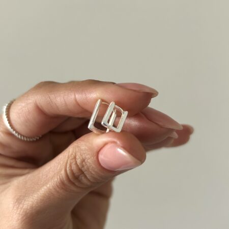 Mini aritos huggies rectangulares plata 925